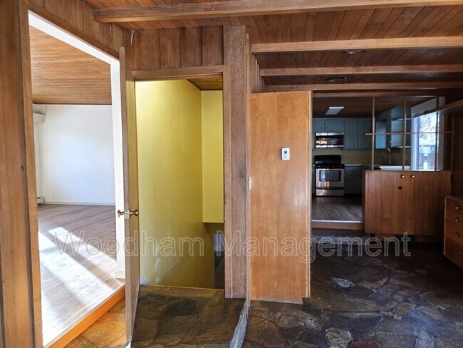 Building Photo - 621 S 14th Ave