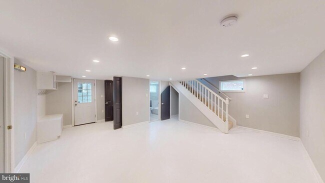 Building Photo - 452 Oakwood St SE