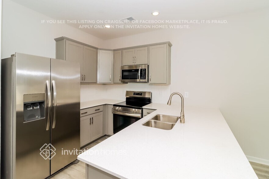 Building Photo - 810 Stewarts Crk Dr