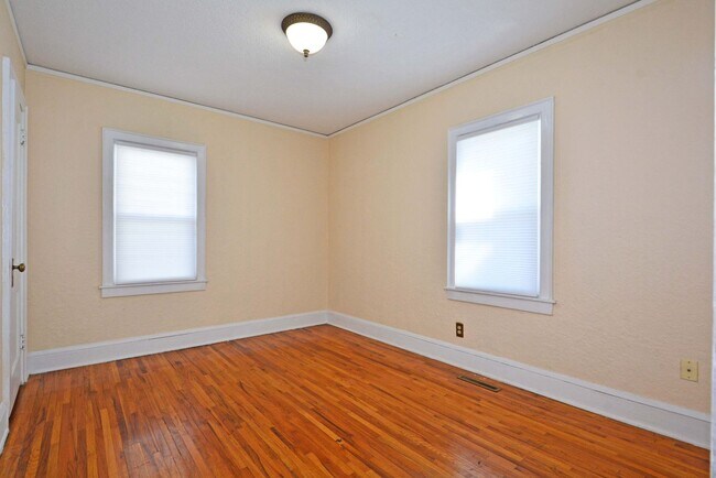 Building Photo - * Move In Special! * Beautiful 4-Bedroom, 1-Bathroom Home Available Now in NE Minneapolis!