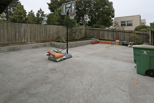 Building Photo - Remodeled 1BR/1BA garden apartment in Cent...