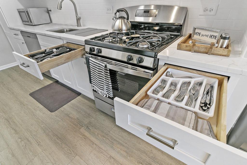 Building Photo - 931 W Glen Flora Ave