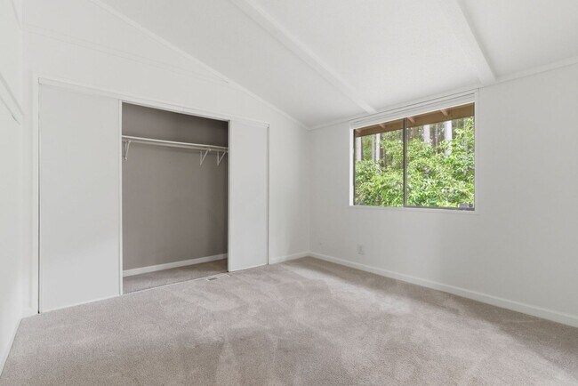 Building Photo - Single level Bainbridge Island home