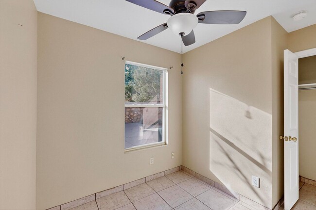 Building Photo - 3 bedroom, 2 bath single story home in Wes...
