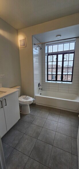 Building Photo - 2857 N Clybourn Ave