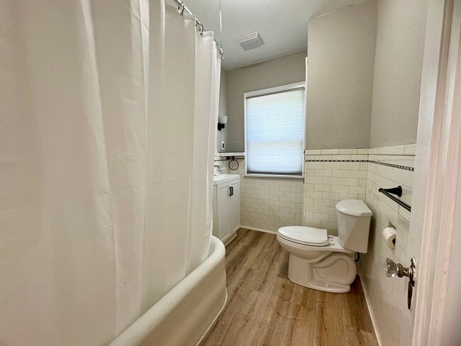 Building Photo - 3 Bedroom 1 Bathroom in York with Sunroom,...