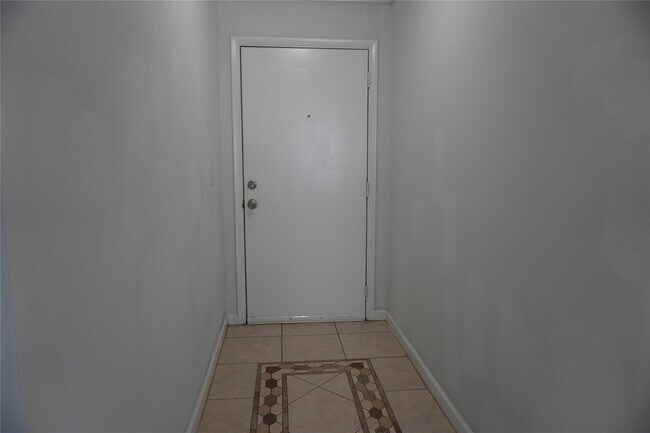 Building Photo - 1050 E Sample Rd