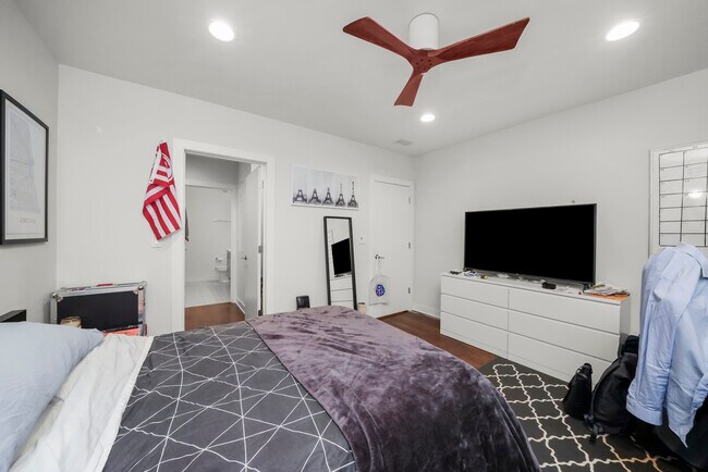 Building Photo - 832 W Erie St