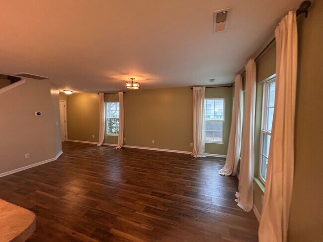 Building Photo - Amazing 3BR Townhome in The Pines at Charleston Park!