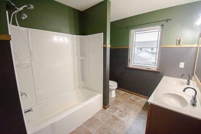 Building Photo - Modern Townhome in a Convenient NW Location
