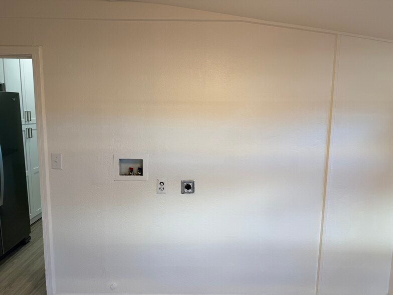 Building Photo - 394 N Livermore Ave