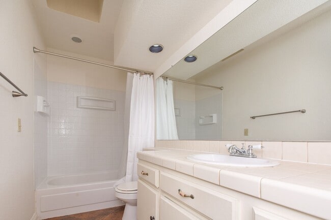 Building Photo - Highly Desirable 3 bedroom / 3 bath Cul-de...