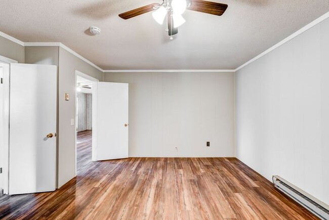 Building Photo - Colfax - Charming house with new flooring,...