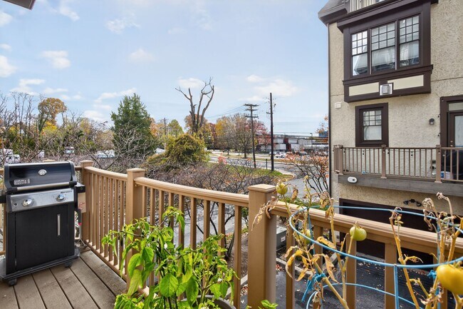 Building Photo - 2601 Hume Dr