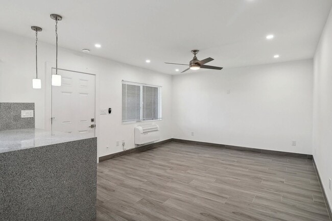 Building Photo - 340 N 1st St