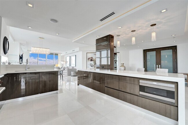 Building Photo - 17875 Collins Ave