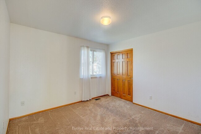 Building Photo - Evolve Real Estate: Gorgeous Single Family House is Available for Immediate Move-in!