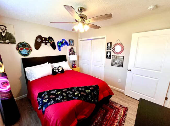 Building Photo - Vibrant 4 Bedroom Getaway with Hot Tub
