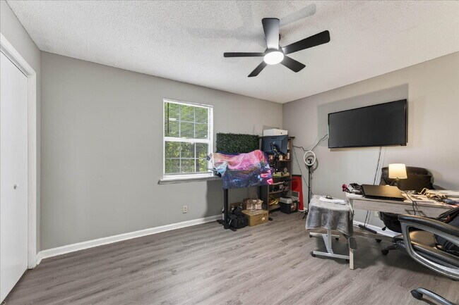 Building Photo - 2 bedroom townhouse near Ft Campbell