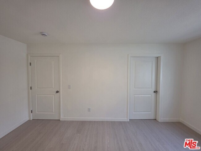 Building Photo - 912 N Ridgewood Pl