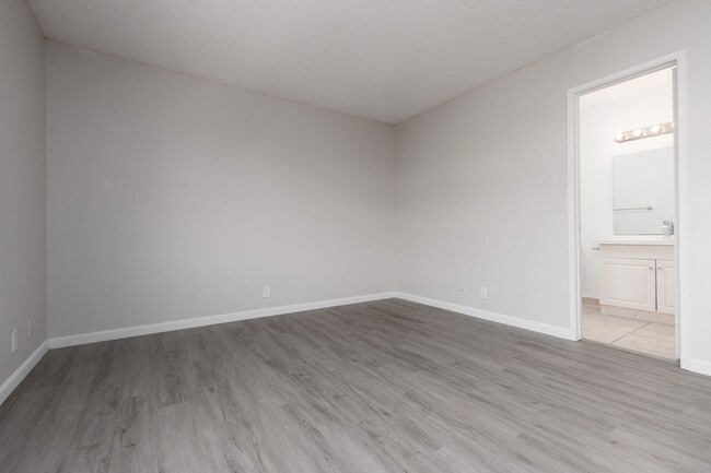 Building Photo - Recently renovated 3 br unit on 2nd floor of gated Desert Shores community