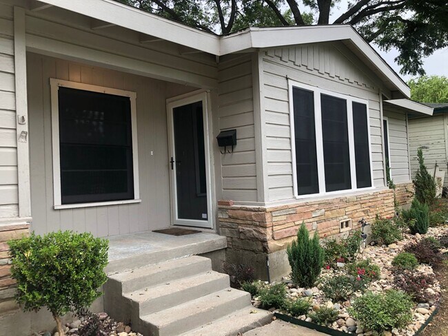 Building Photo - Beautiful Cottage newly remodel!! LOVE thi...