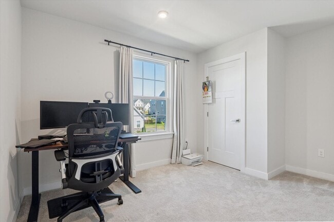 Building Photo - Beautifully Upgraded 4B/3.5B Home with Dec...