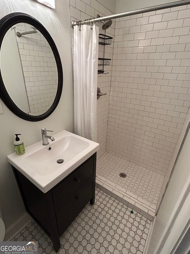 Building Photo - 116 Colonial Dr