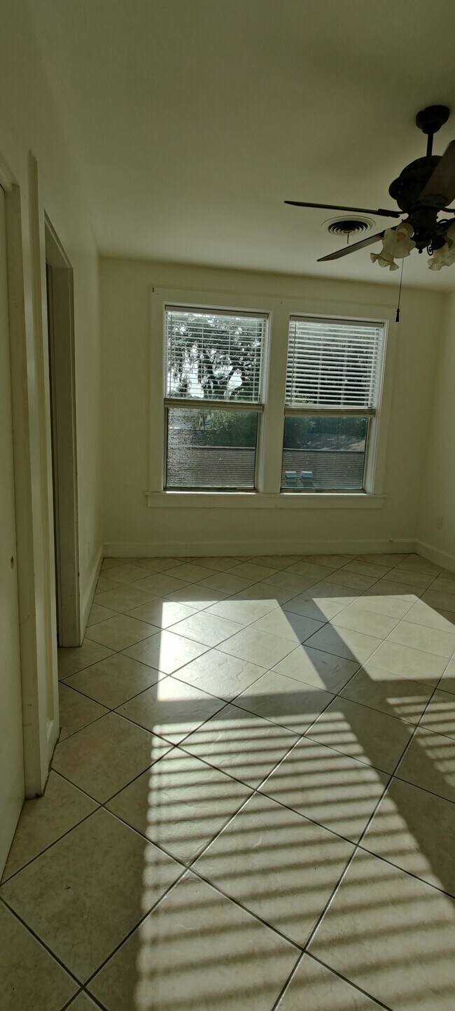 Building Photo - Royal Palm 2002
