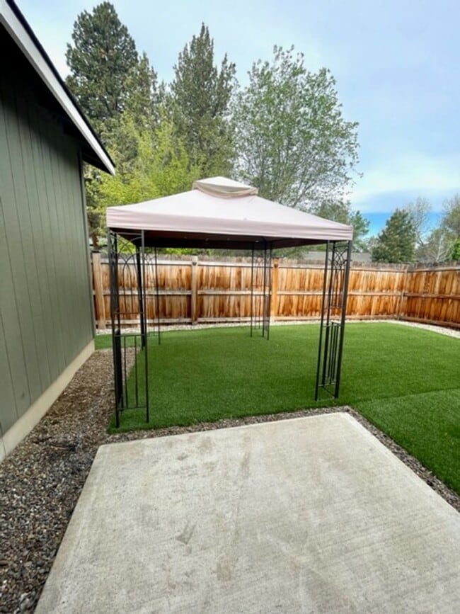 Building Photo - Beautiful 3 Bedroom Single Level home in SE Bend!