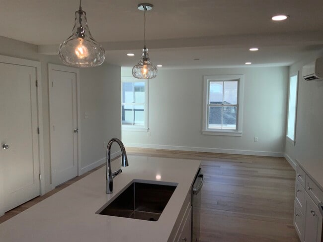 Building Photo - 8 Clifford St