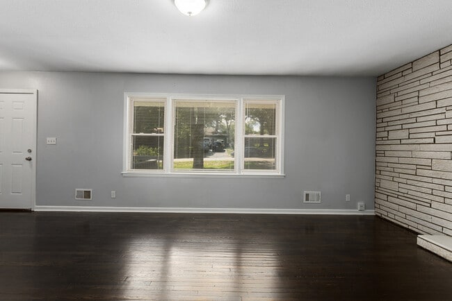 Building Photo - Newly rehabbed 3 bed 1.5 bath in Raytown