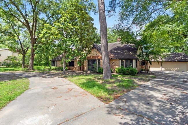 Building Photo - 570 Roanoke Dr