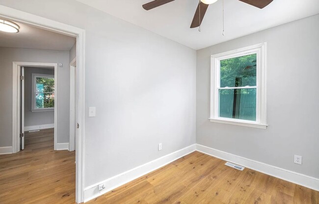 Building Photo - Fully Renovated 3 Bedroom, 1 Bath in the F...