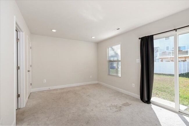 Building Photo - 1 month free with 24-month lease! Attracti...