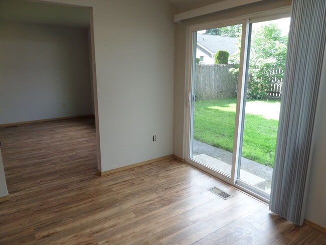 Building Photo - Super Cute 3 Bedroom Duplex with Fenced Ba...