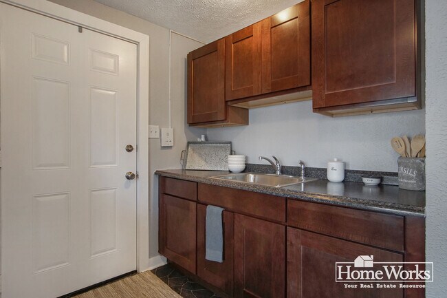 Building Photo - 601 W Lasalle Ave