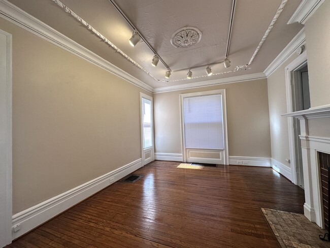 Spacious living room - 510 Park Ave