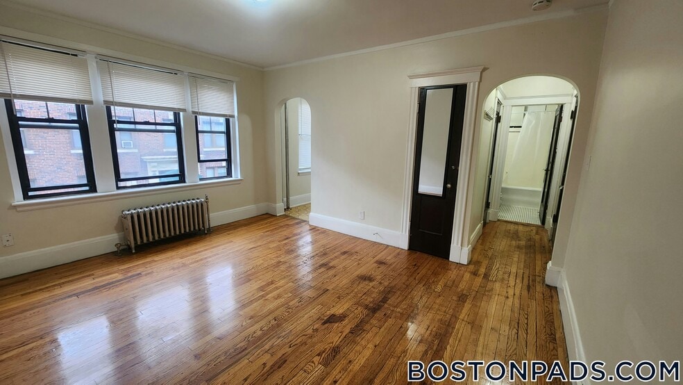 Building Photo - 349 Pleasant St