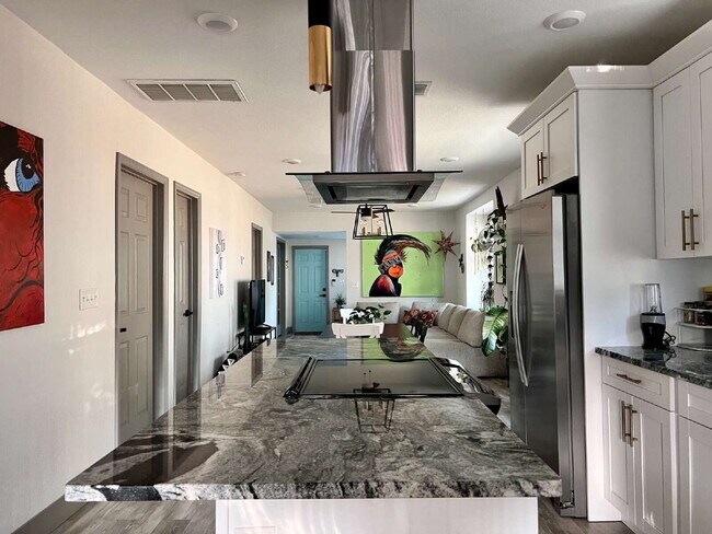 Building Photo - "Charming 2-Bed, 2-Bath Gem in the Heart of St. Petersburg – 1100 Sq. Ft. of Comfort!"