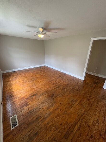 Building Photo - 407 Douglas Ln