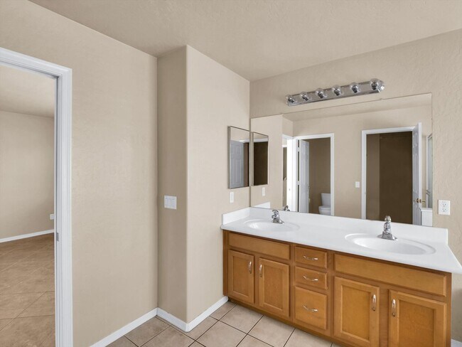 Building Photo - stunning 4-bedroom, 2-bathroom home