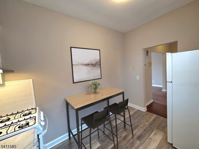 Building Photo - 579 Belleville Ave