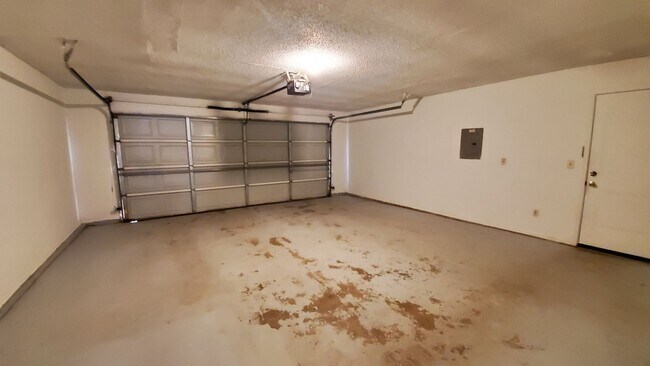Building Photo - (2) Bed/(2) Bath Duplex Avail NOW! Small Pet Negotiable!