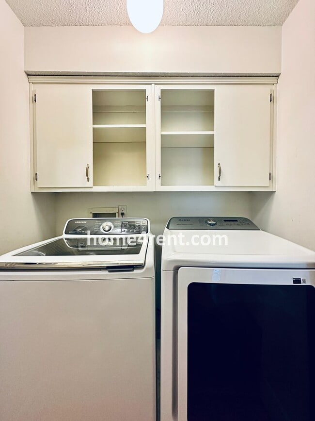 Building Photo - A Lovely Lenexa Home w/ Wood Floors Throughout, Updated Kitchen, Finished Basement and a Fenced Y...