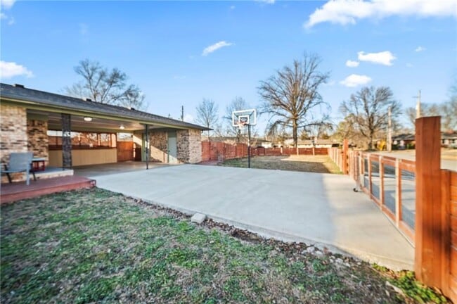 Building Photo - 1202 SW B St