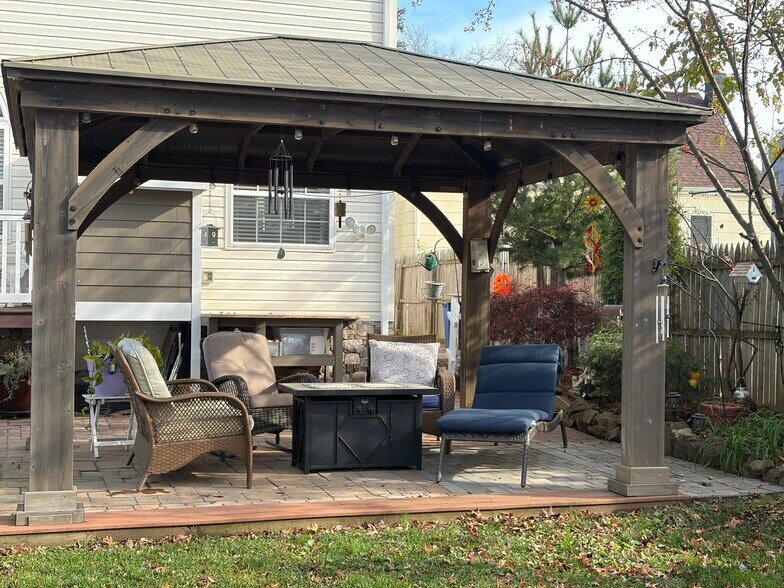 Covered outdoor patio to enjoy - 262 Prospect Ave