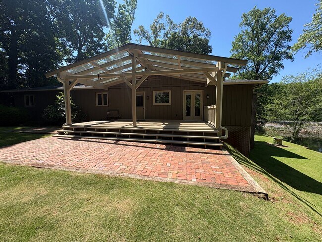 Building Photo - Large Lakefront Home Minutes from Downtown Greenville!