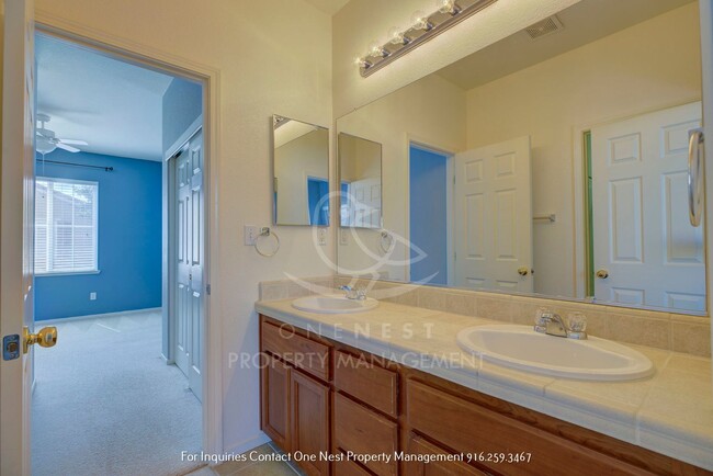 Building Photo - 862 Courtyards Loop