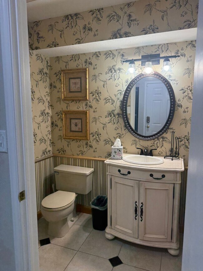 Building Photo - Discover the charm of this uniquely design...